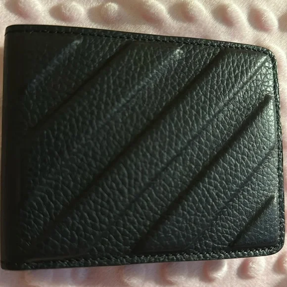 Off-white - Picture 3 of 10